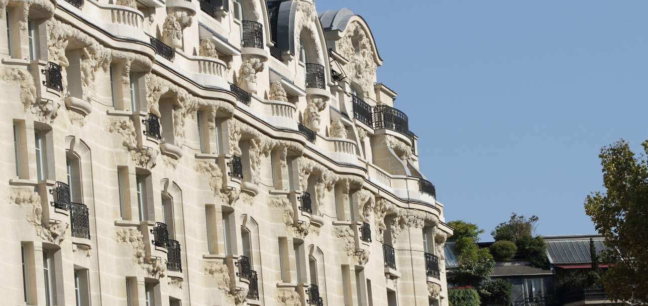 Image of exterior facade of Hôtel Lutetia in Paris, France
