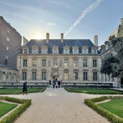 Image of exterior entrance of Jardin de l'Hotel de Sully