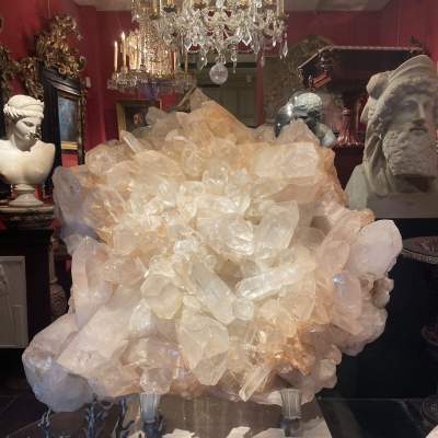 Image of antique shopping in Paris during Deco Off 2024