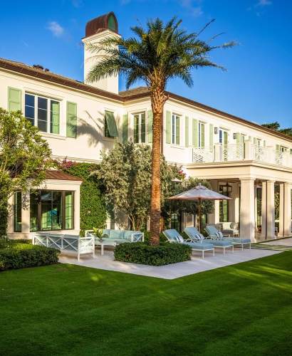 Beaufort Sun Chaises and Pavilion Collection at a home. Design by Andrew Howard, Architecture by Daniel Kahan, Photo by Eric Piasecki/OTTO