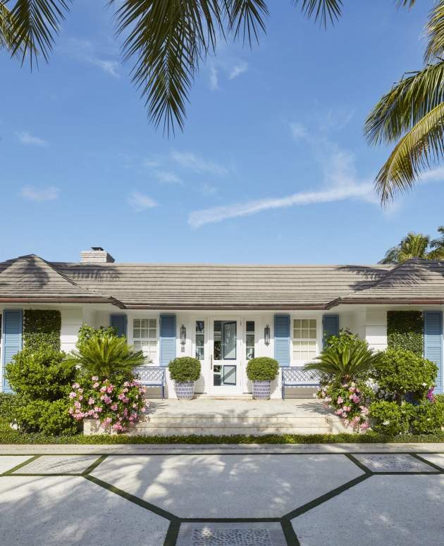 McKinnon and Harris Virginia Bench in front of a ranch style Florida home. Design by Kim Coleman, Photos by Brantley Photography