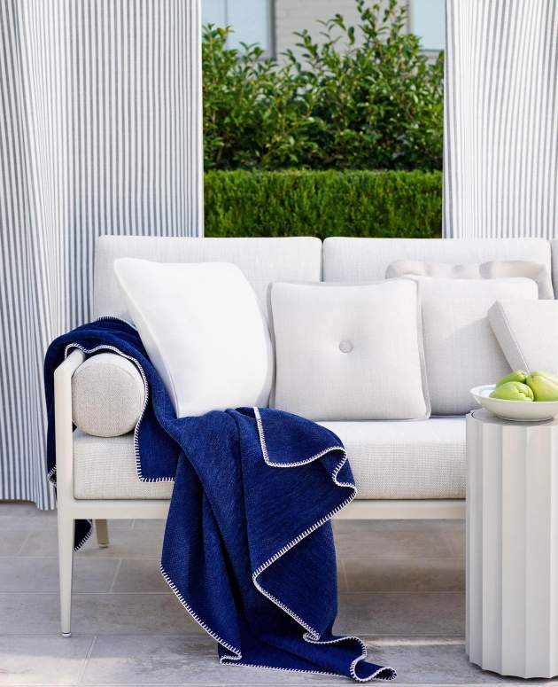 deCamp Sofa with Deck Blanket