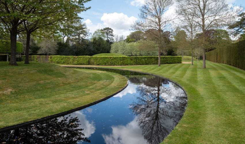 The Lynn Garden at Ascott House; Designed by Jacques Wirtz. Lois GoBe / Alamy Stock Photo.