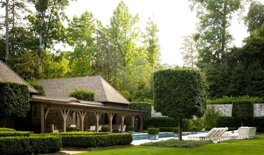 McKinnon and Harris duVal Collection poolside at a home in Atlanta, Georgia. Design by Suzanne Kasler