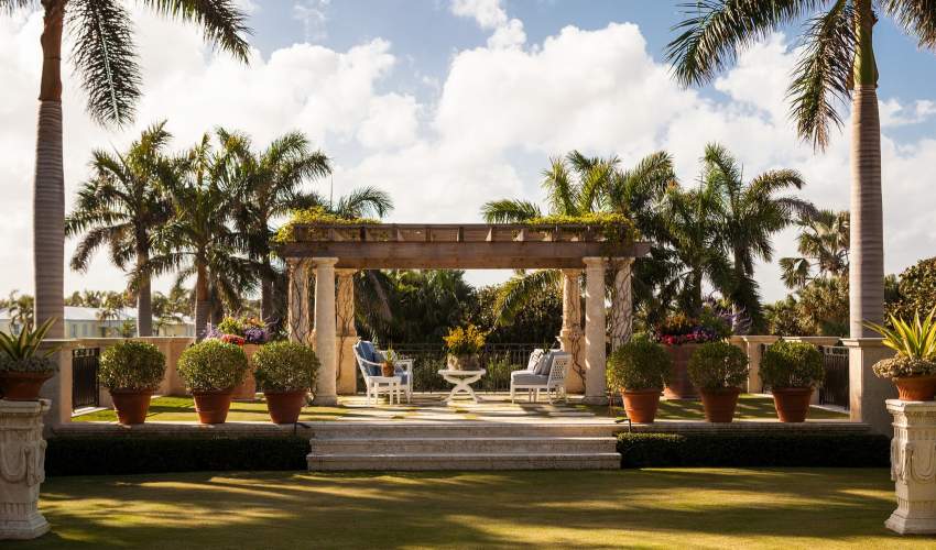 duVal seating area at a home in Palm Beach, Florida. Design by Cullman & Kravis, Architecture by Peter Zimmerman Architects, Photos by Eric Piasecki/OTTO